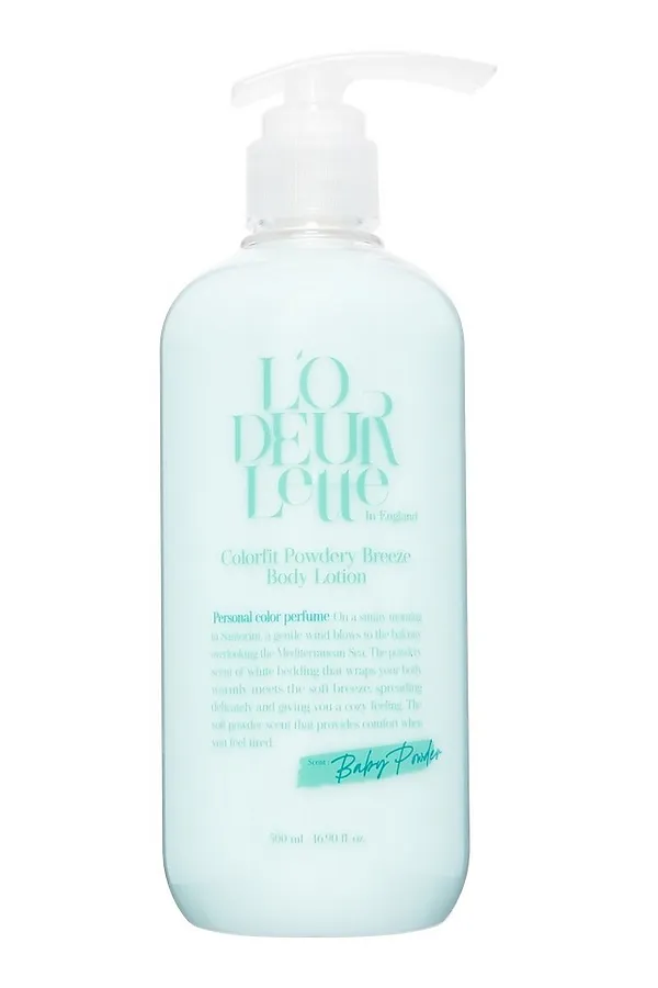 LODEURLETTE Парфюмированный лосьон для тела c ароматом детской присыпки / In England Colorfit Powdery Breeze Body Lotion, 500 мл KRISTALLER, белый - фото 2