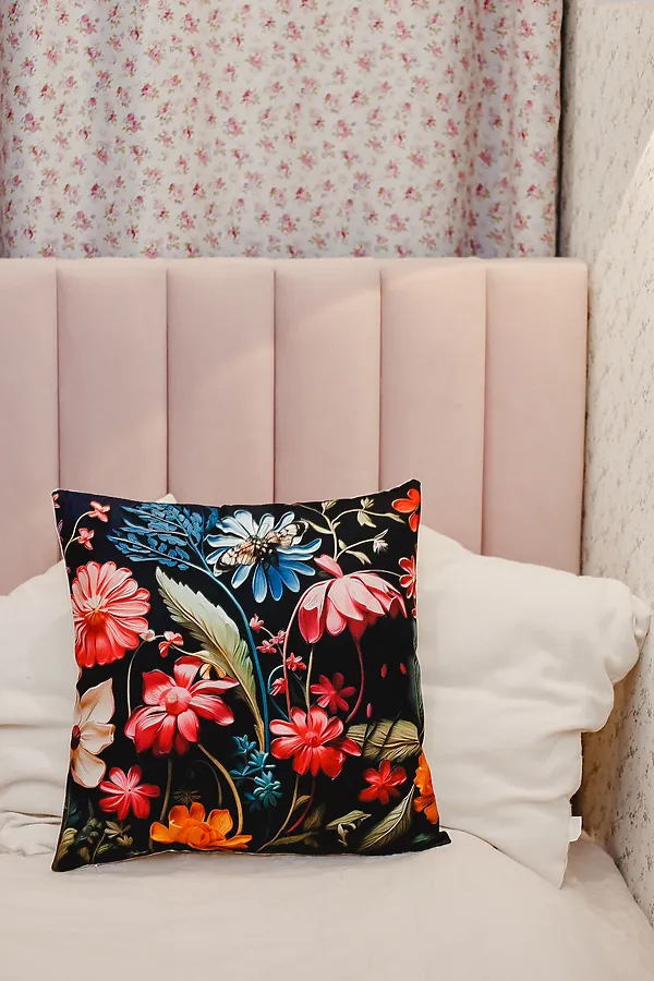 Наволочка декоративная декоративная 1 шт 3D эффект НАТАЛИ, черный+букет - фото 2