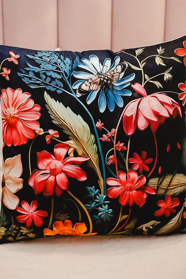 Наволочка декоративная декоративная 1 шт 3D эффект НАТАЛИ, черный+букет - фото 2