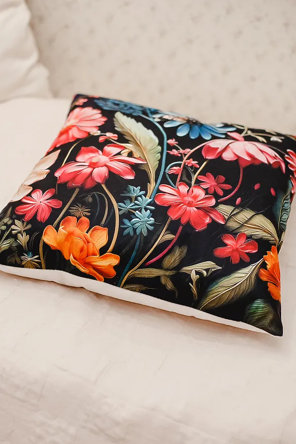 Наволочка декоративная декоративная 1 шт 3D эффект НАТАЛИ, черный+букет - фото 2