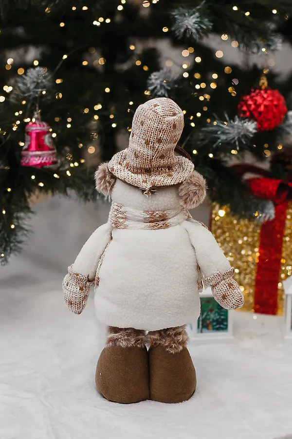 Игрушка новогодняя с выдвижными ногами Снеговик в наушниках в шляпе НАТАЛИ, бежевый - фото 2