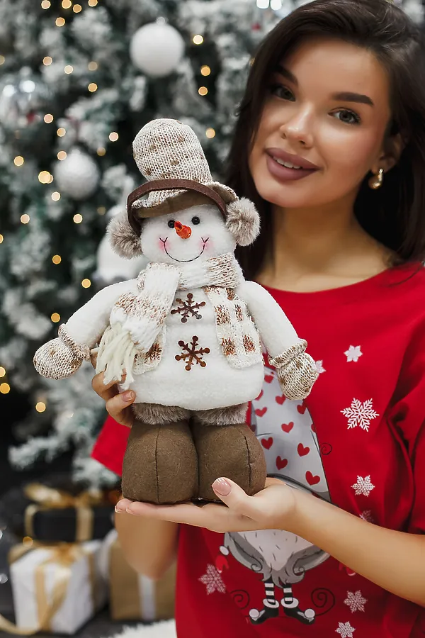 Игрушка новогодняя с выдвижными ногами Снеговик в наушниках в шляпе НАТАЛИ, бежевый - фото 2