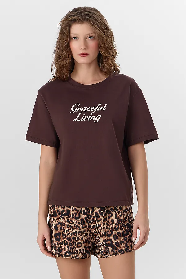 Комплект женский (футболка, шорты) MARK FORMELLE, шоколад +леопард на песочном - фото 2