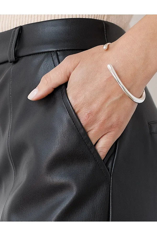 Прямые брюки из искусственной кожи VILATTE, черный - фото 2