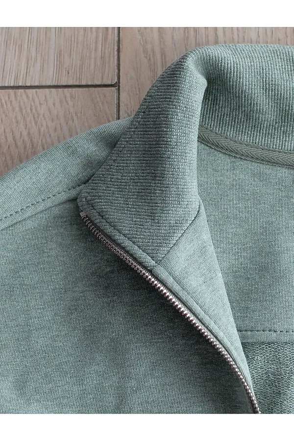 Бомбер среднего объема на молнии из петельчатого футера двухнитки с эластаном VILATTE, оливковый меланж - фото 2