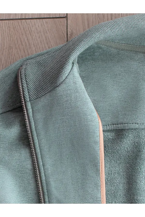 Бомбер среднего объема на молнии из петельчатого футера двухнитки с эластаном VILATTE, оливковый меланж - фото 2