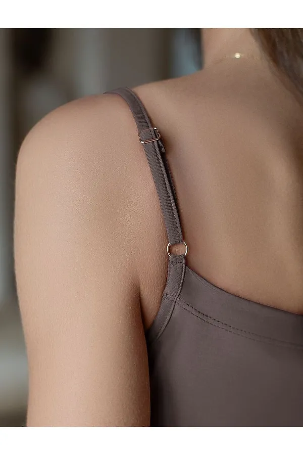 Топ с V-вырезом на регулируемых бретелях эластичный из премиального хлопка VILATTE, кофе - фото 2