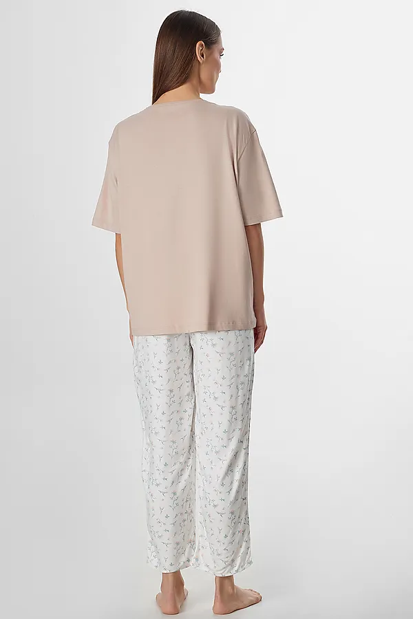 Комплект женский (футболка, бриджи) MARK FORMELLE, бежевый +цветы на холодном молоке - фото 2