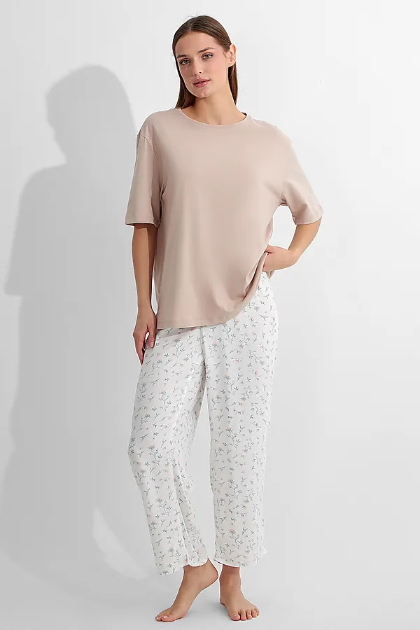 Комплект женский (футболка, бриджи) MARK FORMELLE, бежевый +цветы на холодном молоке - фото 2