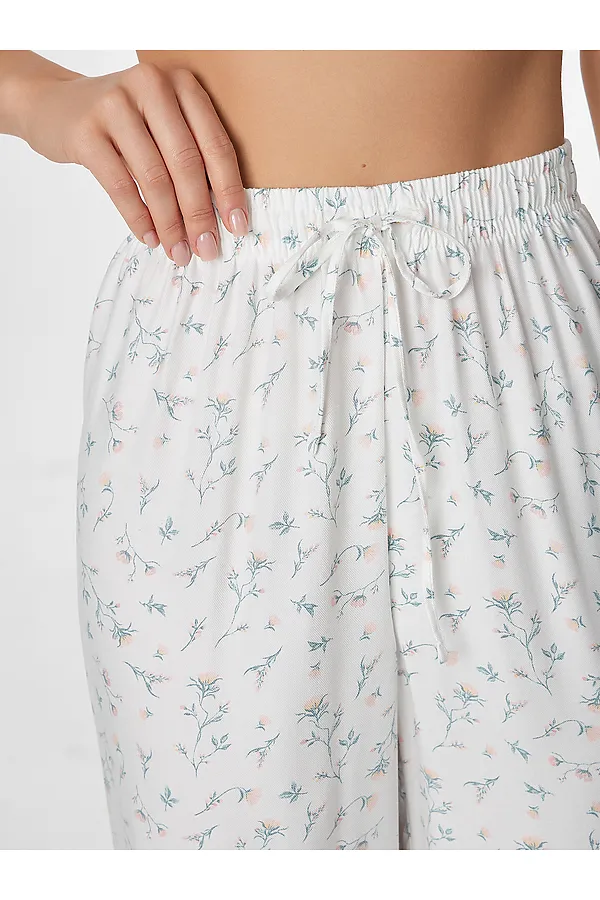 Комплект женский (футболка, бриджи) MARK FORMELLE, бежевый +цветы на холодном молоке - фото 2