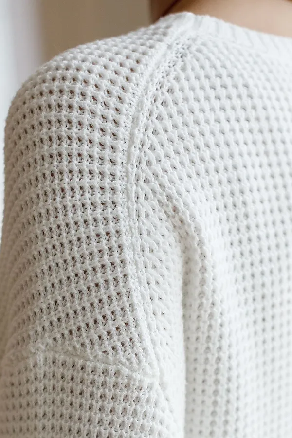 Укороченный джемпер с широкими рукавами рельефной вязки из хлопка с акрилом VILATTE, белый - фото 2