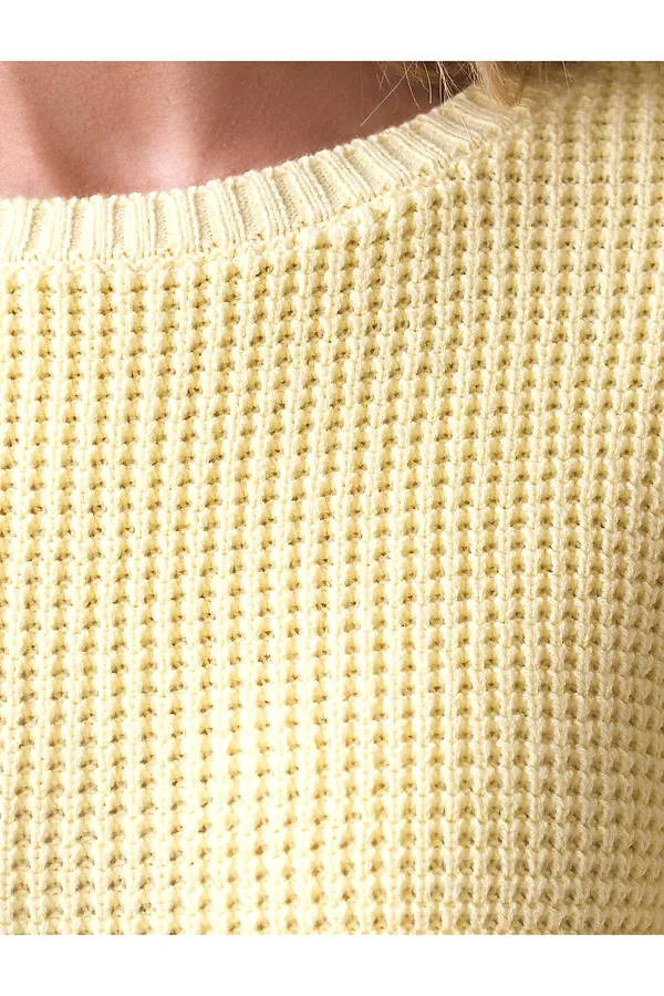 Укороченный джемпер с широкими рукавами рельефной вязки из хлопка с акрилом VILATTE, сливочное масло - фото 2