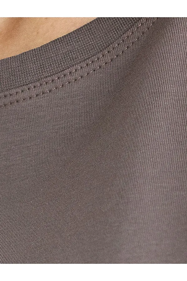 Базовая футболка полуприлегающая из премиального хлопка с эластаном VILATTE, кофе - фото 2