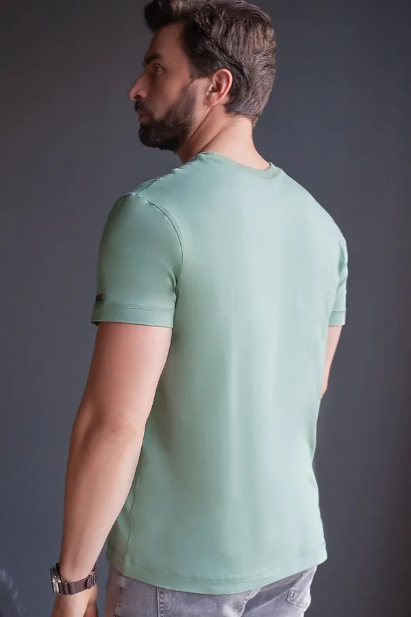 Футболка базовая полуприлегающая из премиального хлопка с принтом VILATTE, св.оливковый_компас - фото 2