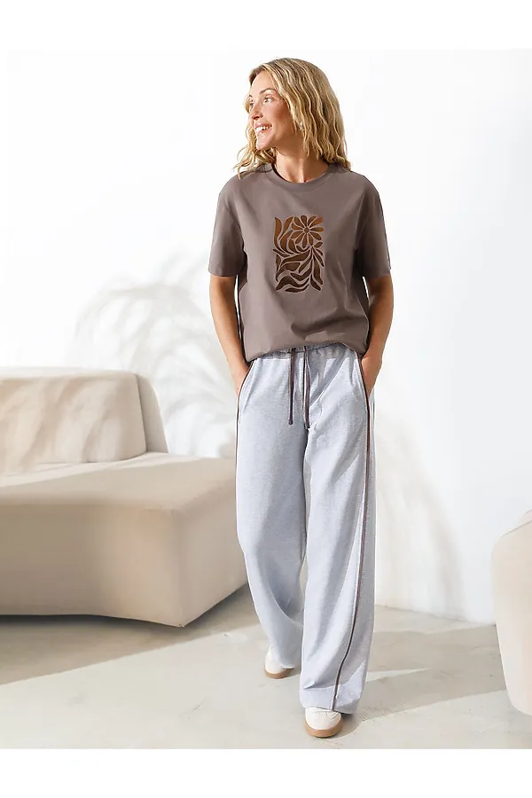 Свободная футболка с принтом из премиального хлопка с эластаном VILATTE, кофе_цветок - фото 2