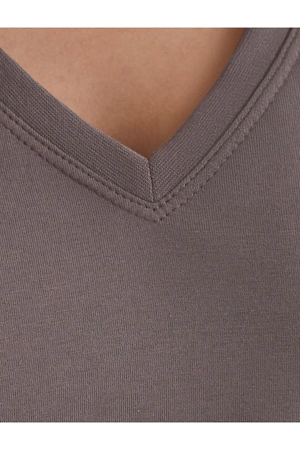 Базовая футболка из премиального хлопка с V образным вырезом VILATTE, кофе - фото 2