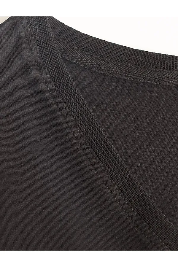 Базовая футболка из премиального хлопка с V образным вырезом VILATTE, черный - фото 2