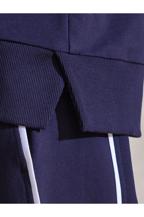 Свитшот с лампасами и разрезами из эластичного футера двухнитки без начеса VILATTE, т.синий_cotton club - фото 2