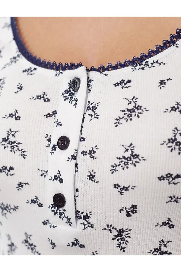 Платье мини с фигурным вырезом из эластичного трикотажа кашкорсе VILATTE, белый-т.синий цветы - фото 2