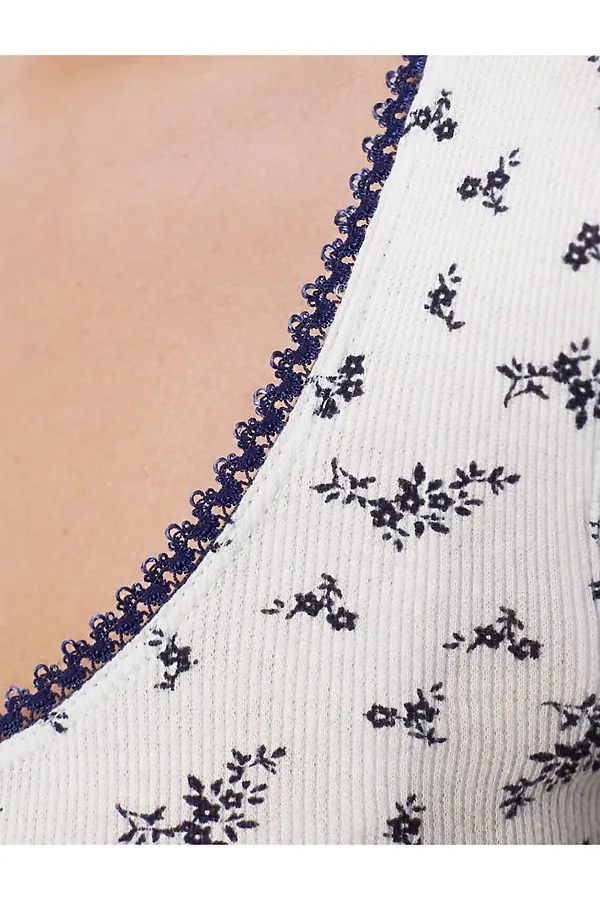 Платье мини с фигурным вырезом из эластичного трикотажа кашкорсе VILATTE, белый-т.синий цветы - фото 2