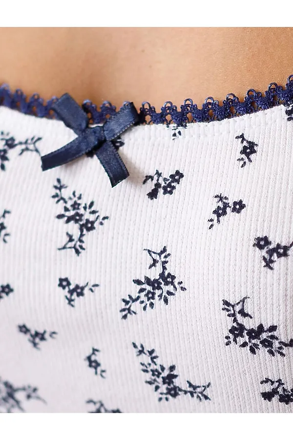 Сарафан на широких лямках с вырезом из эластичного трикотажа кашкорсе VILATTE, белый-т.синий цветы - фото 2