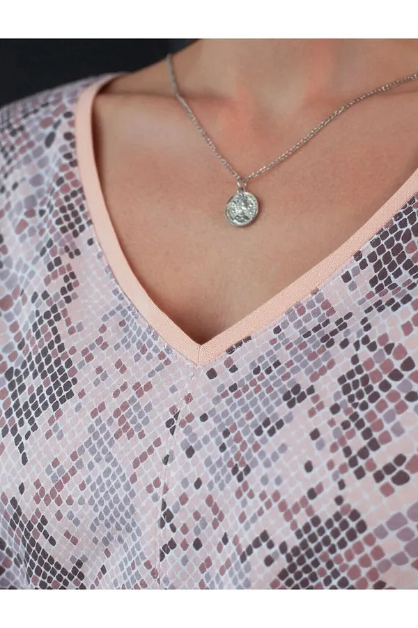 Платье свободное с V-вырезом из 100% хлопка с поясом и разрезом VILATTE, кофейно-пудровый питон - фото 2