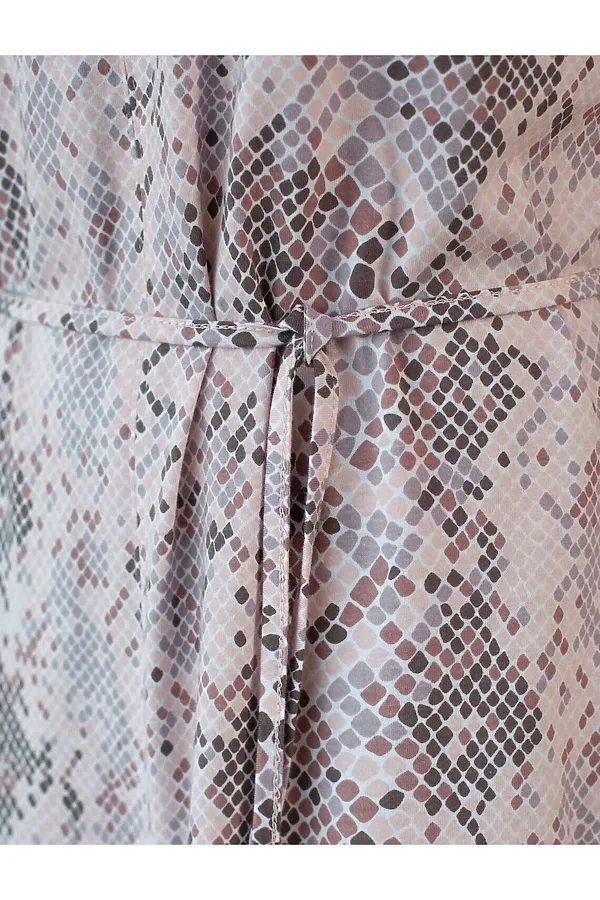 Платье свободное с V-вырезом из 100% хлопка с поясом и разрезом VILATTE, кофейно-пудровый питон - фото 2