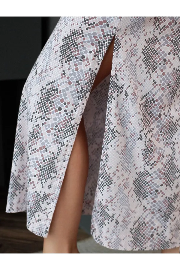 Платье свободное с V-вырезом из 100% хлопка с поясом и разрезом VILATTE, кофейно-пудровый питон - фото 2