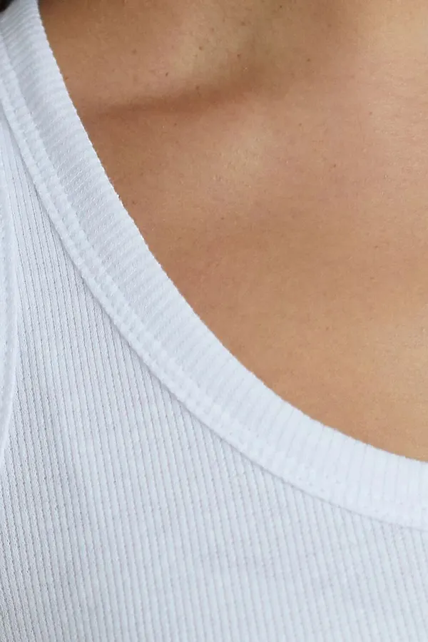 Топ с круглым вырезом из фактурного трикотажа в рубчик VILATTE, белый - фото 2