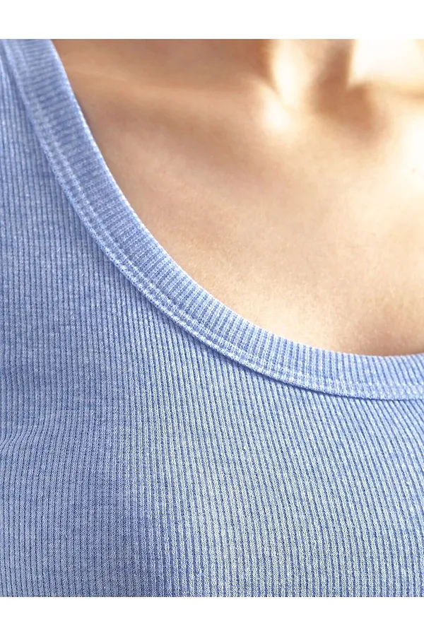 Топ с круглым вырезом из фактурного трикотажа в рубчик VILATTE, голубой меланж - фото 2