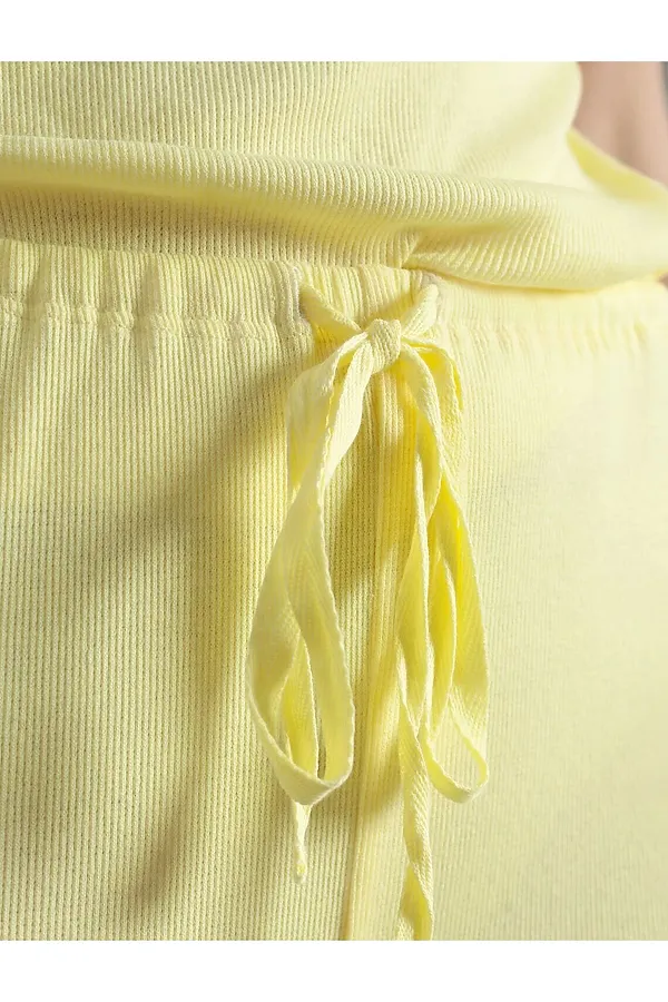 Прямые брюки с поясом на резинке из фактурного трикотажа в рубчик VILATTE, лимонный - фото 2