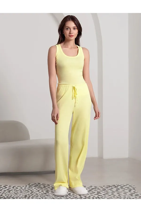 Прямые брюки с поясом на резинке из фактурного трикотажа в рубчик VILATTE, лимонный - фото 2