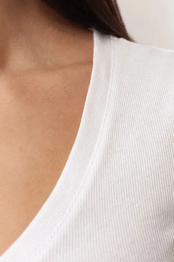 Футболка с V вырезом из фактурного трикотажа в рубчик VILATTE, белый - фото 2