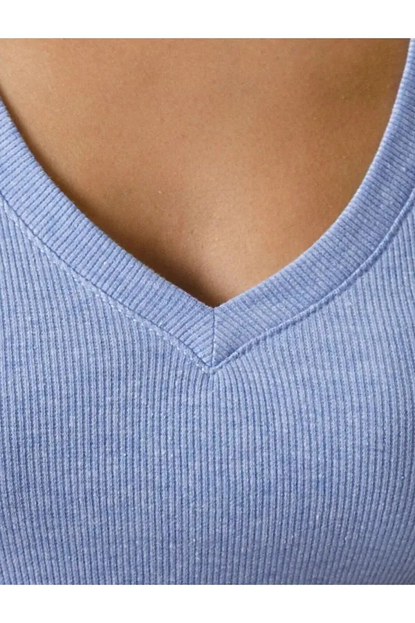 Футболка с V вырезом из фактурного трикотажа в рубчик VILATTE, голубой меланж - фото 2