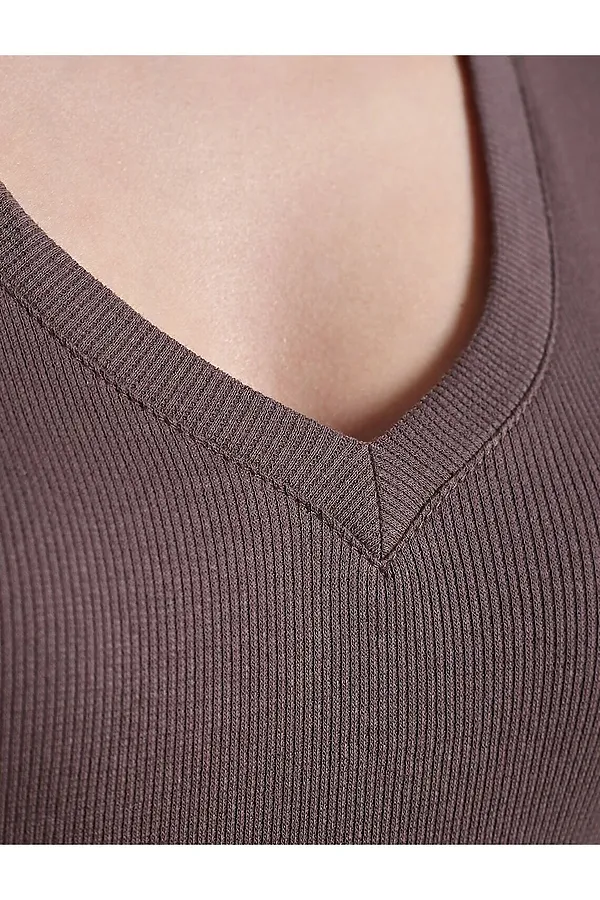 Футболка с V вырезом из фактурного трикотажа в рубчик VILATTE, кофе - фото 2