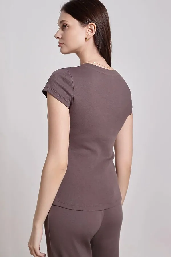 Футболка с V вырезом из фактурного трикотажа в рубчик VILATTE, кофе - фото 2