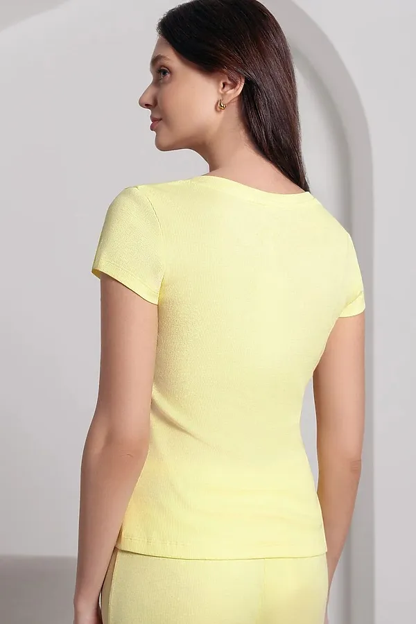 Футболка с V вырезом из фактурного трикотажа в рубчик VILATTE, лимонный - фото 2