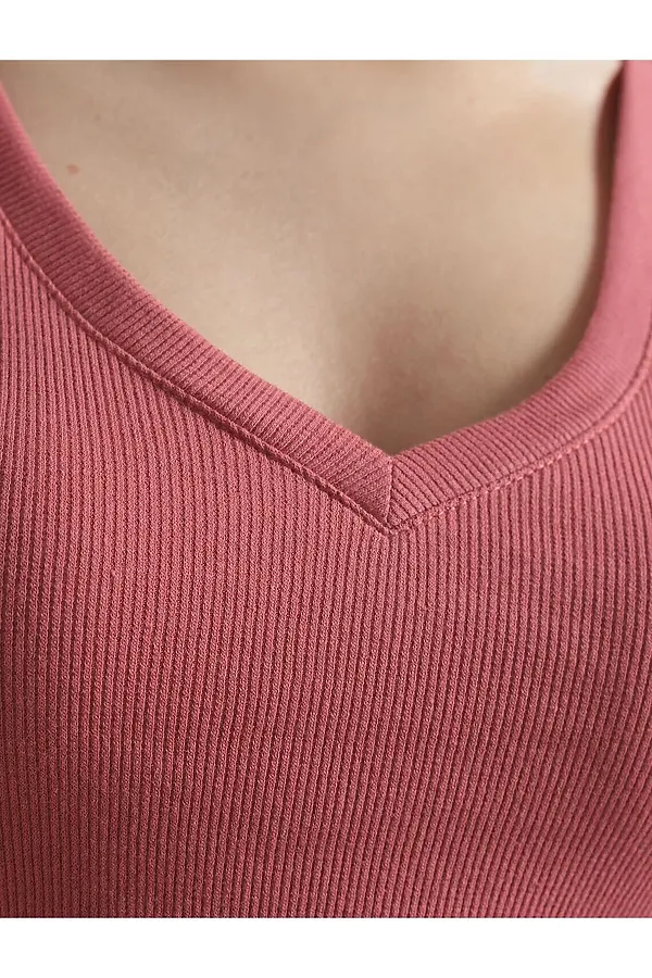 Футболка с V вырезом из фактурного трикотажа в рубчик VILATTE, т.коралл - фото 2