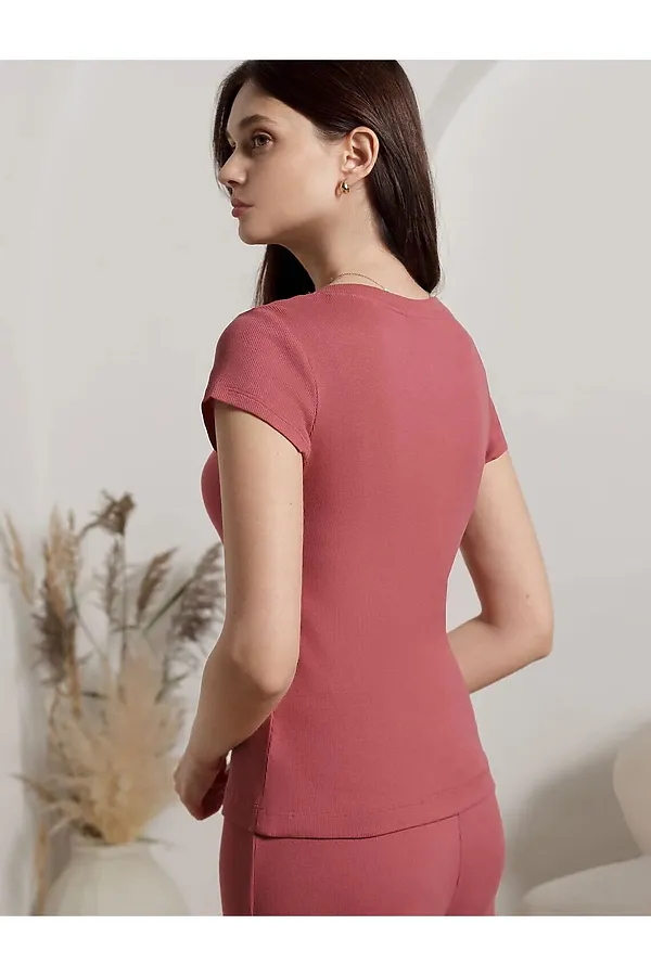 Футболка с V вырезом из фактурного трикотажа в рубчик VILATTE, т.коралл - фото 2