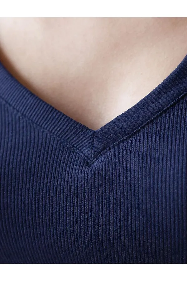 Футболка с V вырезом из фактурного трикотажа в рубчик VILATTE, т.синий - фото 2