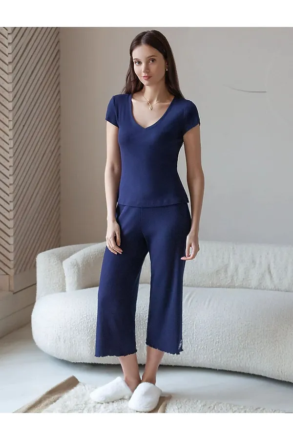 Футболка с V вырезом из фактурного трикотажа в рубчик VILATTE, т.синий - фото 2