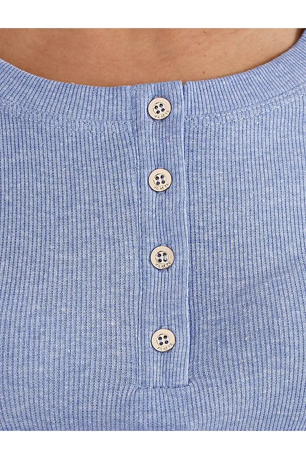 Лонгслив облегающий из фактурного трикотажа в рубчик с круглым вырезом на пуговицах VILATTE, голубой меланж - фото 2