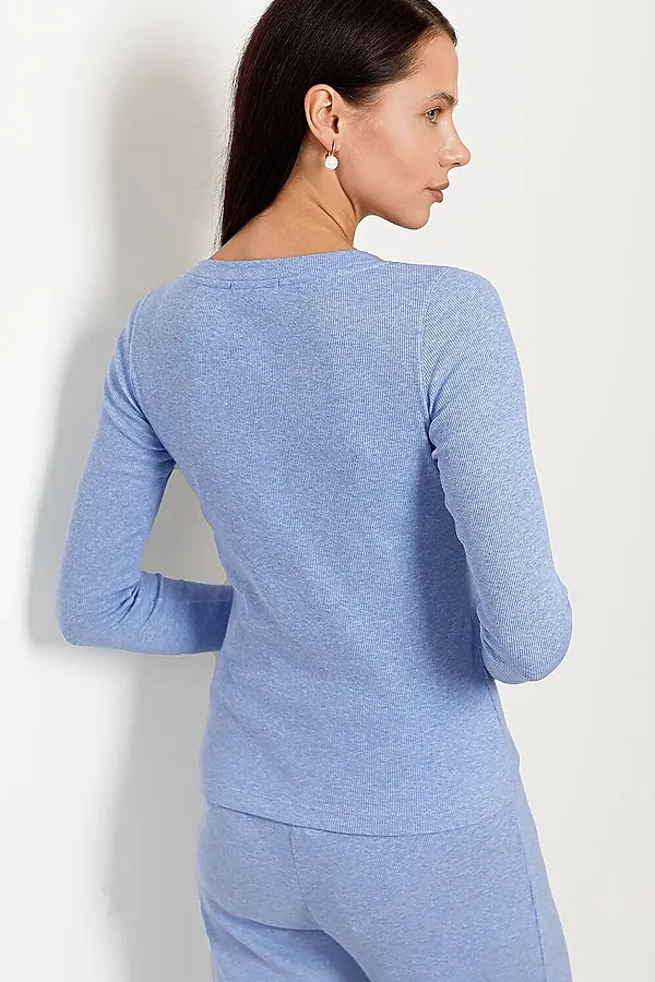 Лонгслив облегающий из фактурного трикотажа в рубчик с круглым вырезом на пуговицах VILATTE, голубой меланж - фото 2