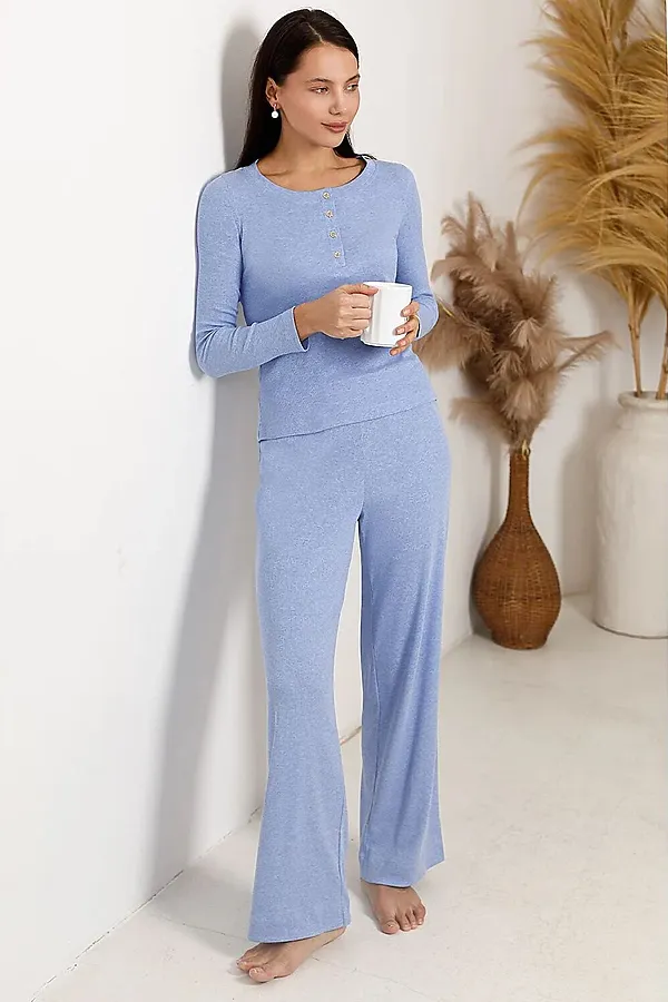 Лонгслив облегающий из фактурного трикотажа в рубчик с круглым вырезом на пуговицах VILATTE, голубой меланж - фото 2