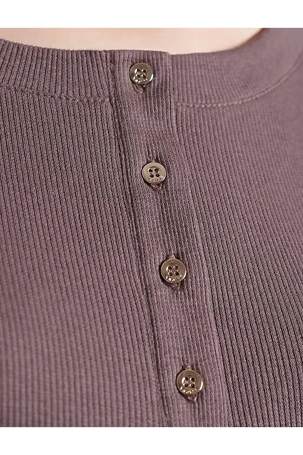 Лонгслив облегающий из фактурного трикотажа в рубчик с круглым вырезом на пуговицах VILATTE, кофе - фото 2