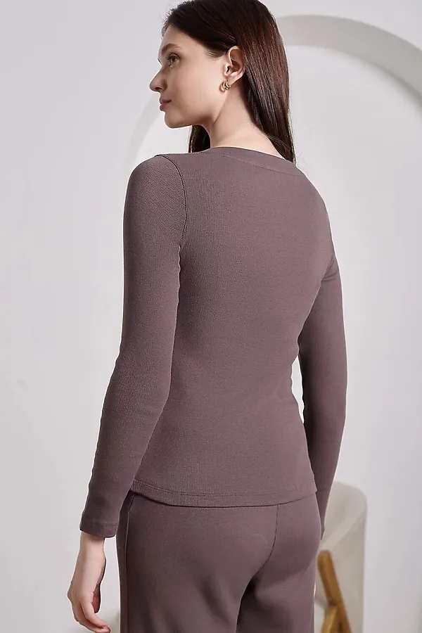 Лонгслив облегающий из фактурного трикотажа в рубчик с круглым вырезом на пуговицах VILATTE, кофе - фото 2