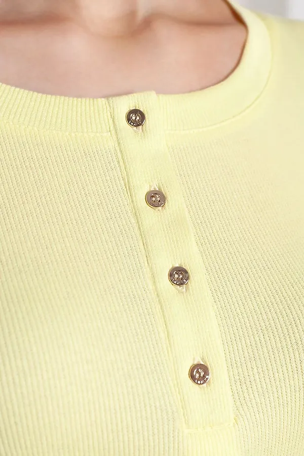 Лонгслив облегающий из фактурного трикотажа в рубчик с круглым вырезом на пуговицах VILATTE, лимонный - фото 2