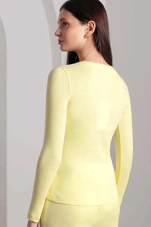 Лонгслив облегающий из фактурного трикотажа в рубчик с круглым вырезом на пуговицах VILATTE, лимонный - фото 2