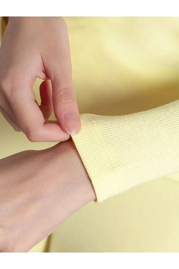 Лонгслив облегающий из фактурного трикотажа в рубчик с круглым вырезом на пуговицах VILATTE, лимонный - фото 2