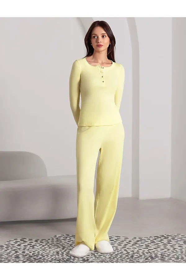 Лонгслив облегающий из фактурного трикотажа в рубчик с круглым вырезом на пуговицах VILATTE, лимонный - фото 2